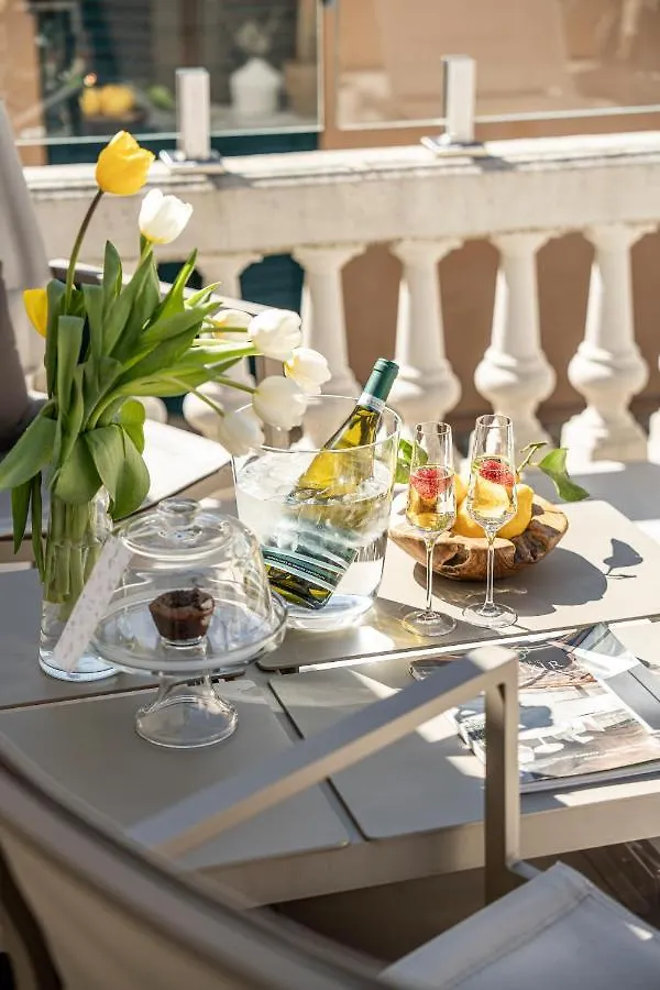 Crocus Apartments سيرمِيوني