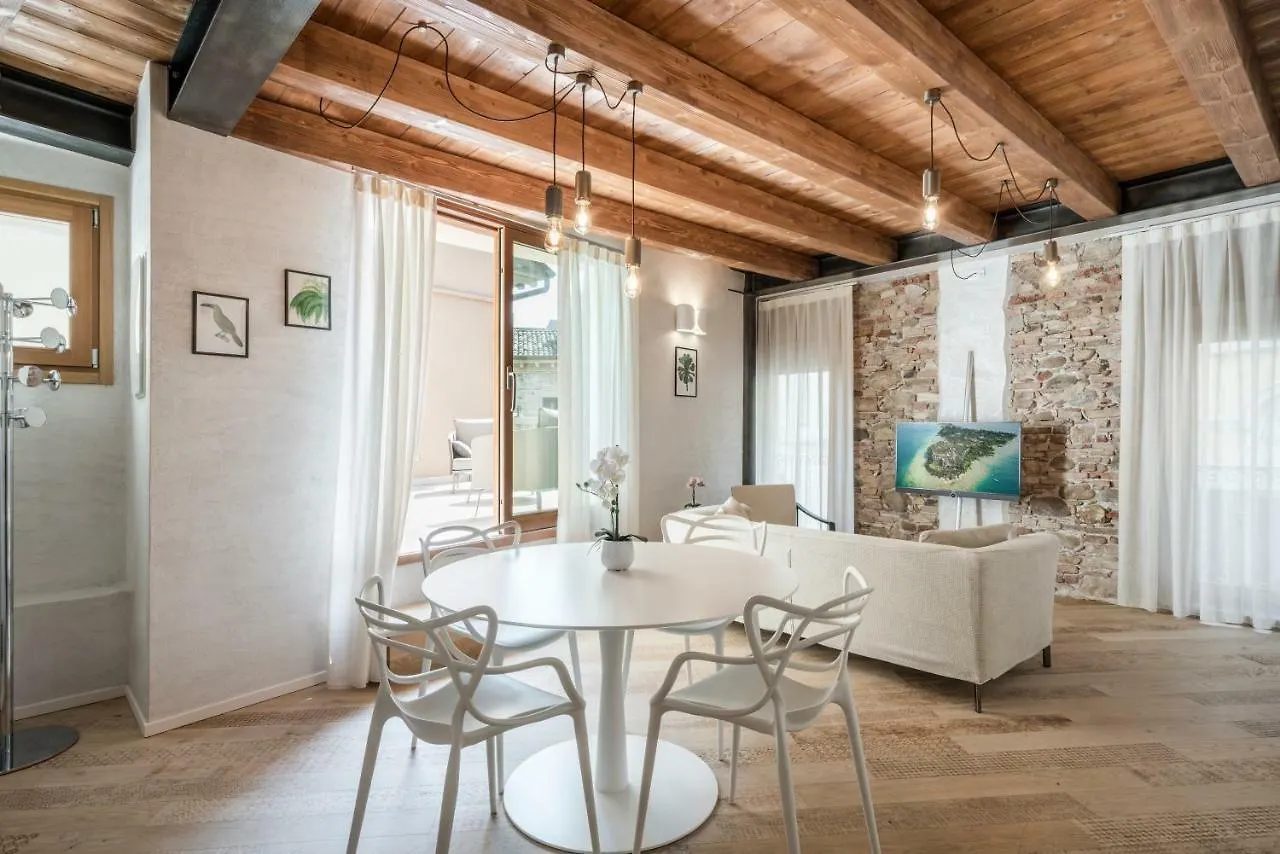 Crocus Apartments سيرمِيوني 0*,  إيطاليا